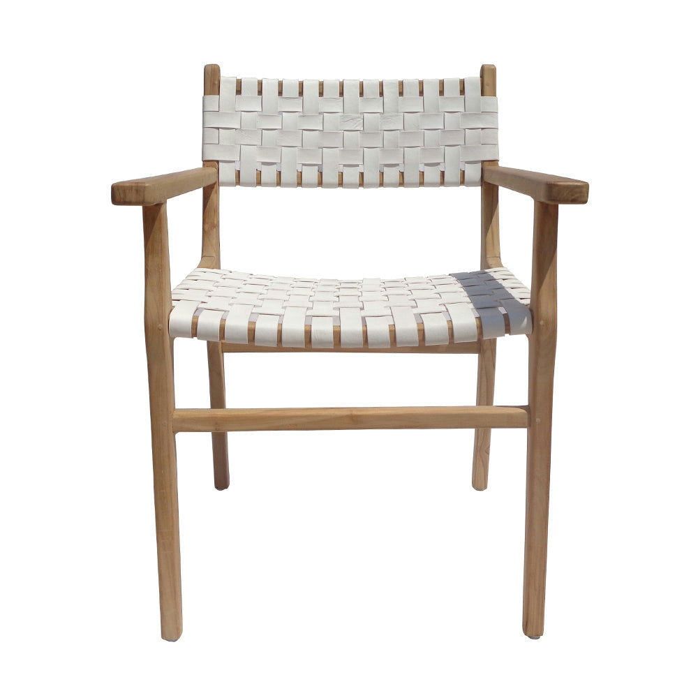 La Silla de comedor en madera de Teca y Cuero Blanco Zoe W/ A presenta un diseño minimalista contemporáneo, mostrando un asiento y respaldo tejido en blanco y gris claro con reposabrazos para mayor estilo y comodidad.