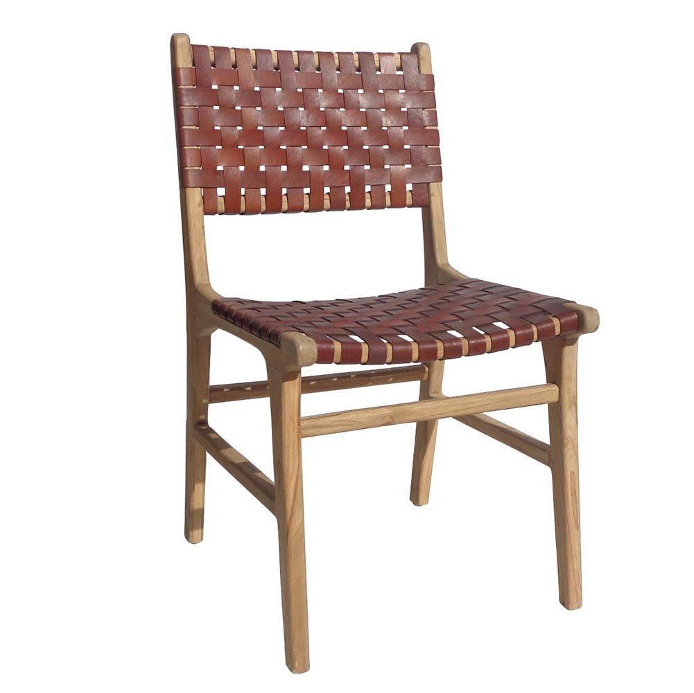 Elegante silla de comedor de madera de teca con asiento y respaldo de cuero tejido, que muestra el lujo del diseño de la Silla de comedor en madera de teca y cuero Zoe Brown.