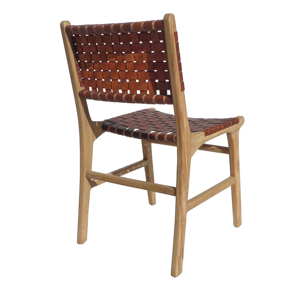 La silla de comedor en madera de teca y cuero Zoe Brown presenta un diseño elegante con un asiento y respaldo de cuero tejido, bellamente visto desde un lado.
