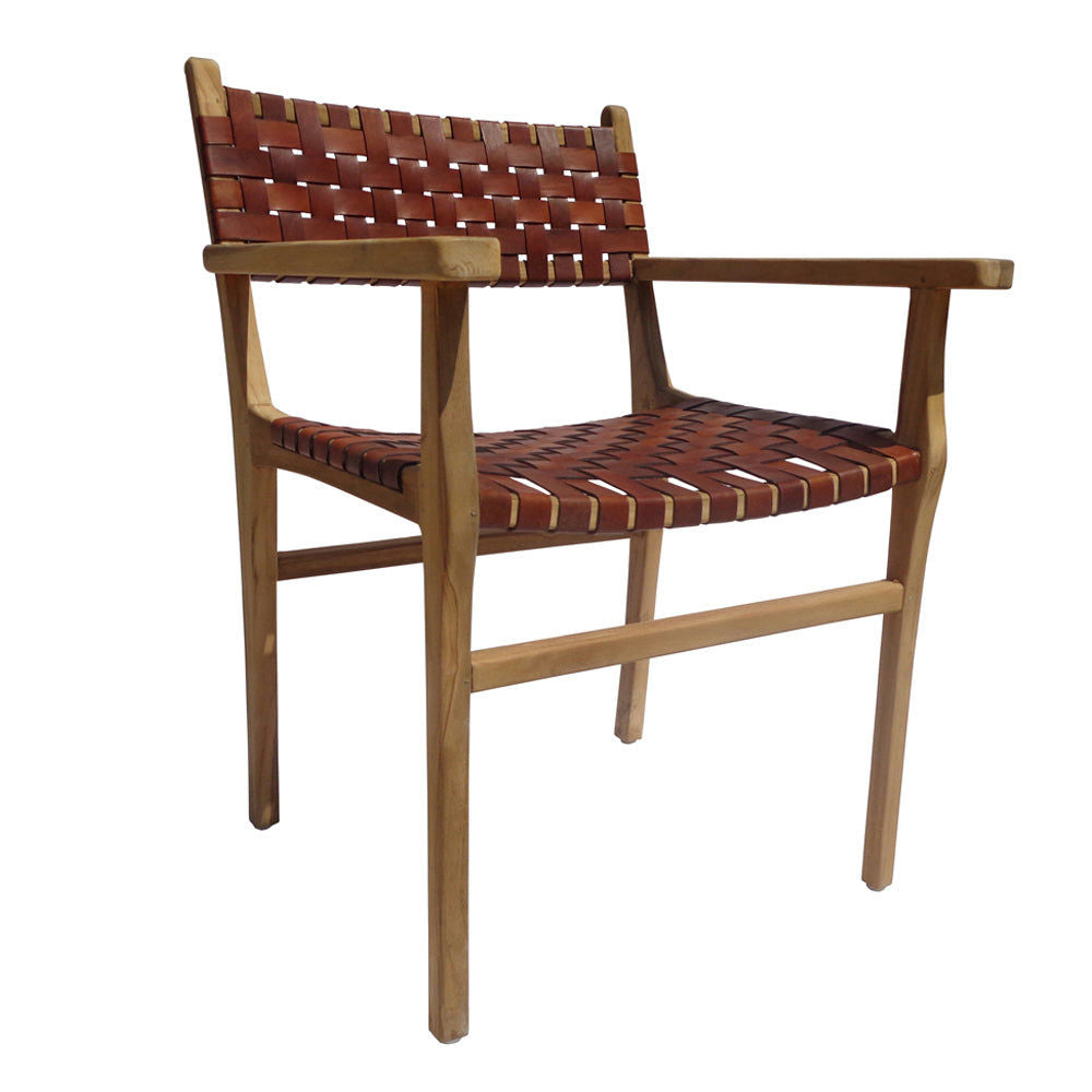 La Silla de comedor en madera de teca y cuero Zoe Brown presenta un diseño artesanal con un asiento y respaldo de cuero tejido en un rico tono marrón rojizo, que muestra su duradera artesanía en madera de teca.