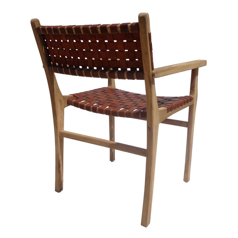 La Silla de comedor en madera de teca y cuero Zoe Brown cuenta con un asiento y respaldo de cuero tejido con un elegante ángulo trasero, elaborado con un impresionante diseño artesanal a partir de fina madera de teca.