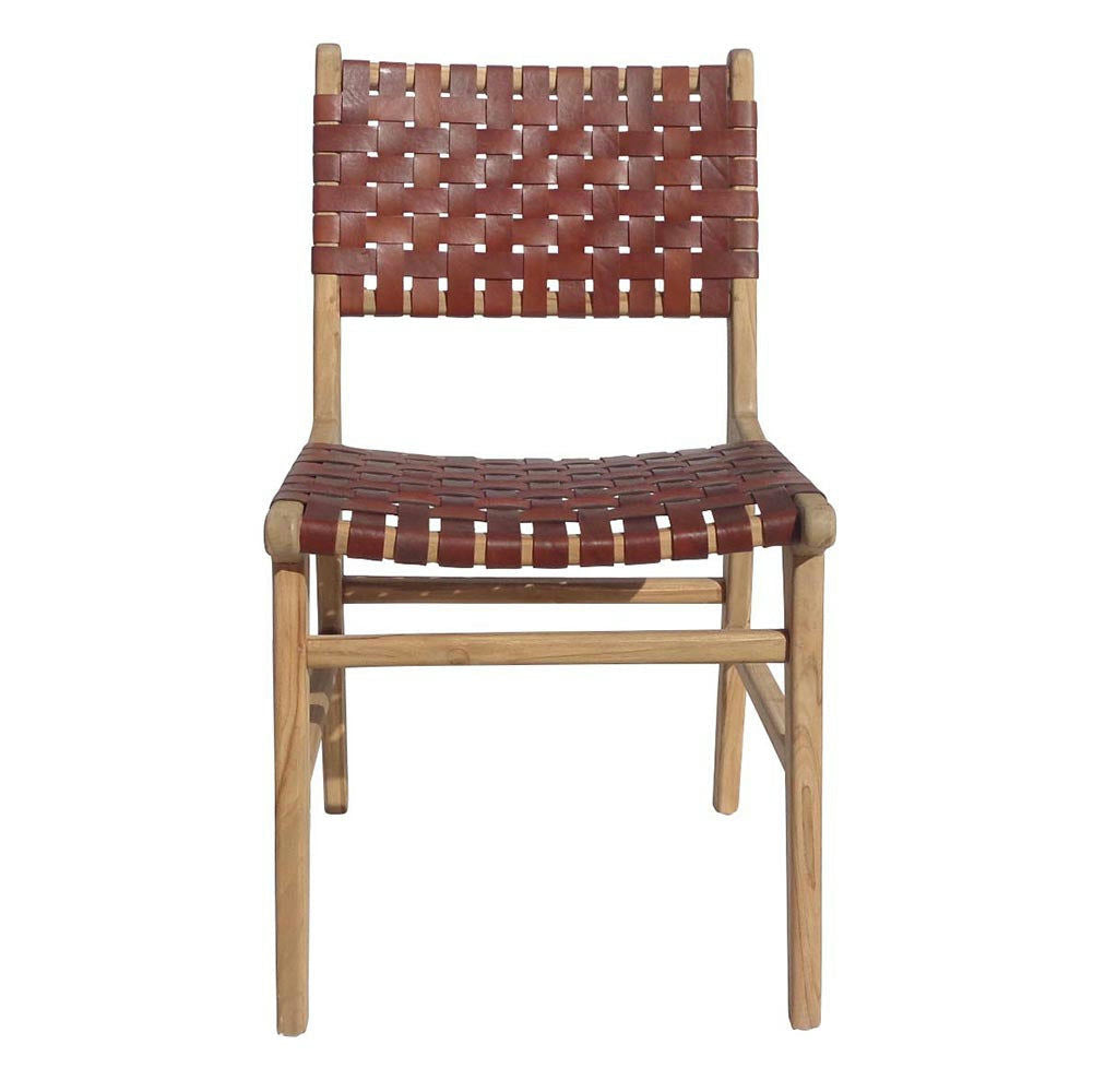 La Silla de comedor en madera de teca y cuero Zoe Brown irradia cuero lujo con su asiento y respaldo de cuero tejido, complementados con un diseño simple pero elegante de patas rectas.