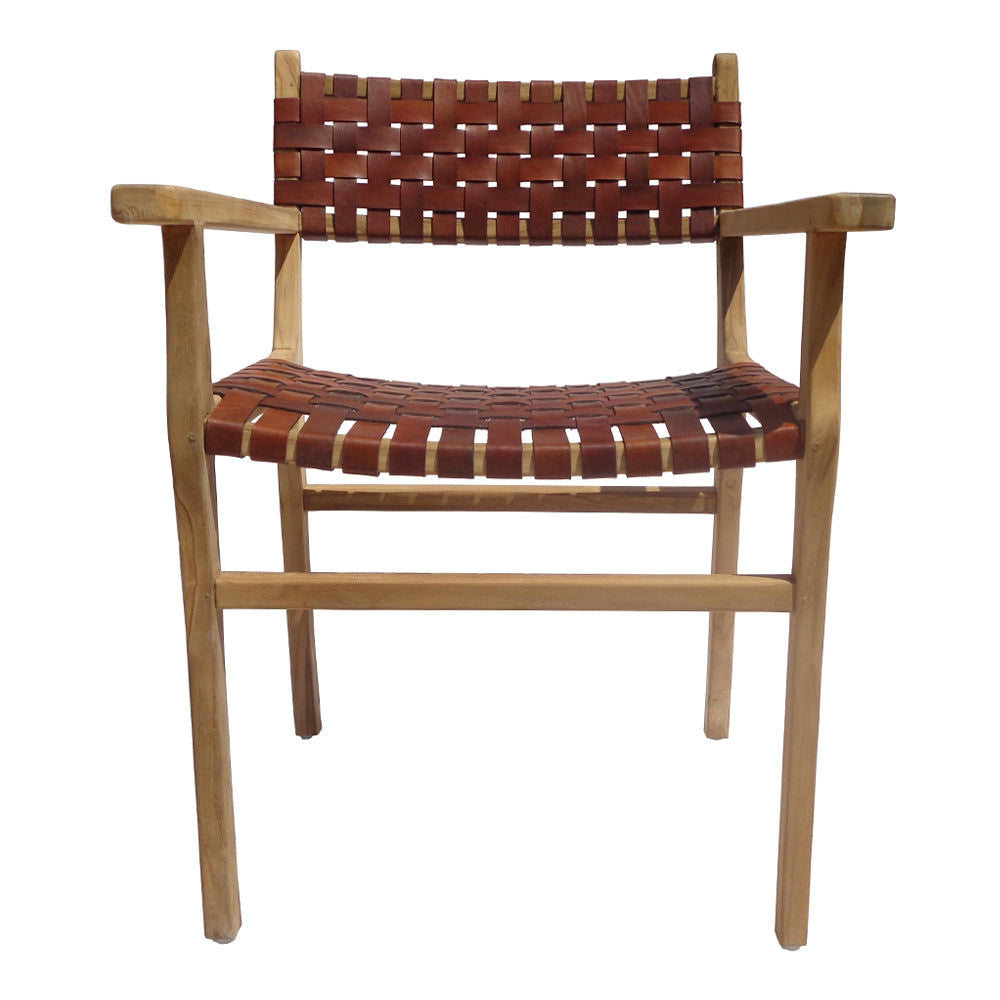 La Silla de comedor en madera de teca y cuero Zoe Brown cuenta con un asiento y respaldo de cuero bellamente tejido, mostrando un exquisito diseño artesanal.