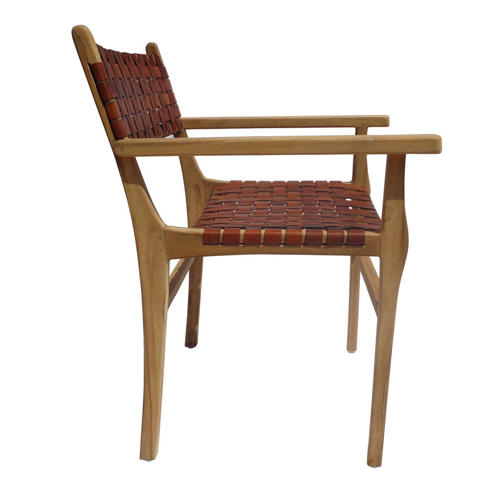 Vista lateral de la Silla de comedor en madera de teca y cuero Zoe Brown, destacando sus reposabrazos y asiento y respaldo de cuero tejido, elaborados con exquisito diseño artesanal.