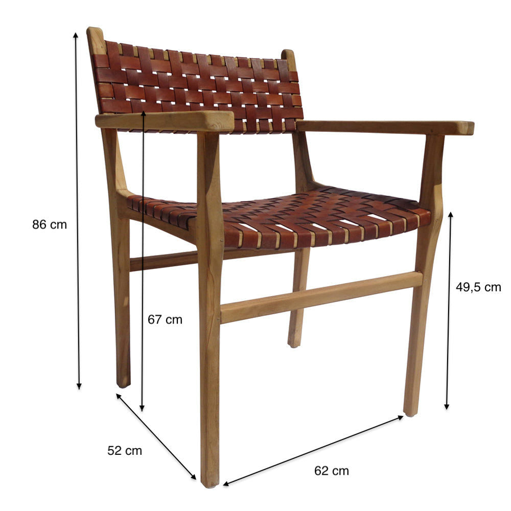La silla de comedor en madera de teca y cuero Zoe Brown es una silla de madera con asiento y respaldo de cuero trenzado, que presenta un diseño artesanal. Sus dimensiones son alto 86 cm, alto asiento 49,5 cm, fondo 52 cm, ancho 62 cm y fondo asiento 67 cm.
