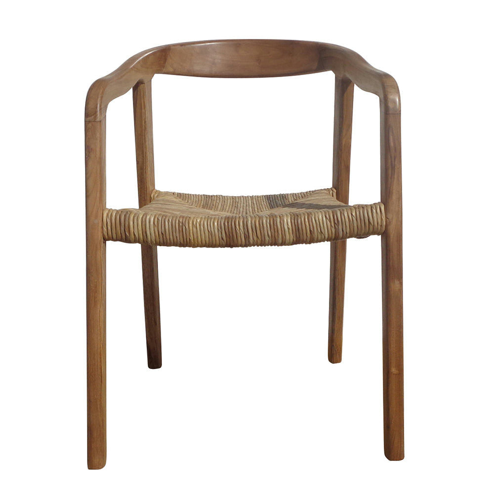 La Silla de comedor en madera y fibra Tulum es una silla de madera elaborada en teca, con respaldo curvo y asiento tejido de fibra de banano, presenta líneas simples y limpias para una apariencia atemporal.