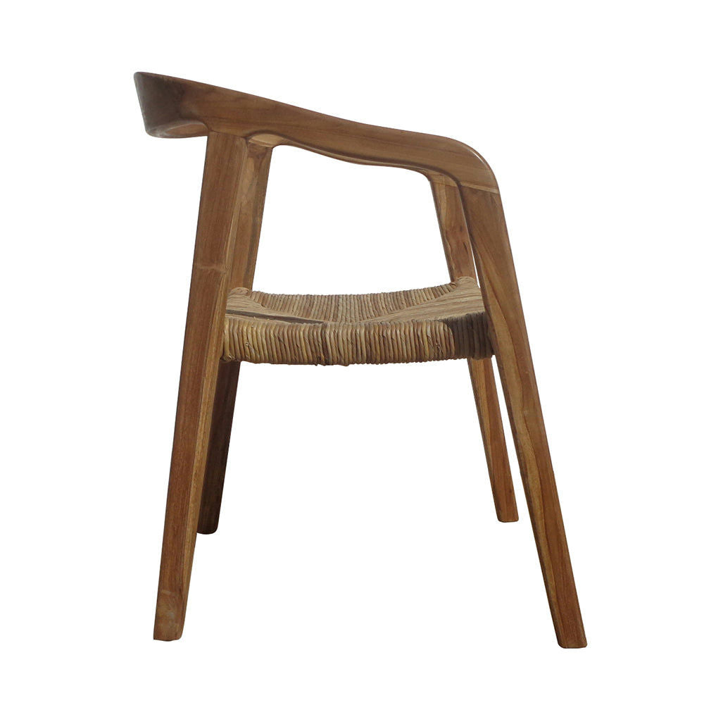 La silla de comedor en madera y fibra Tulum es una silla de madera en ángulo con un respaldo curvo y un asiento de fibra de banano tejida que irradia elegancia rústica.
