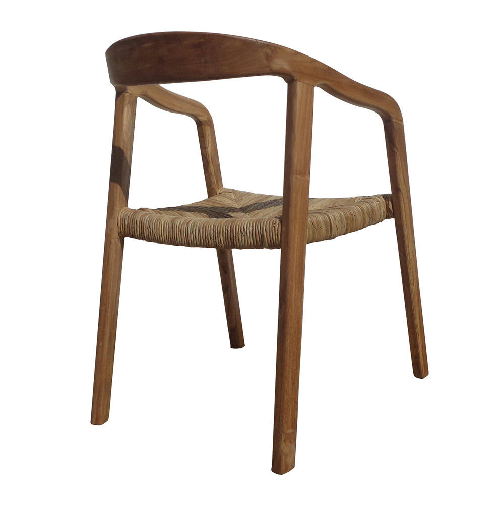 La Silla de comedor en madera y fibra Tulum de teca tiene un respaldo curvado y un asiento tejido en fibra de plátano, vista lateral.