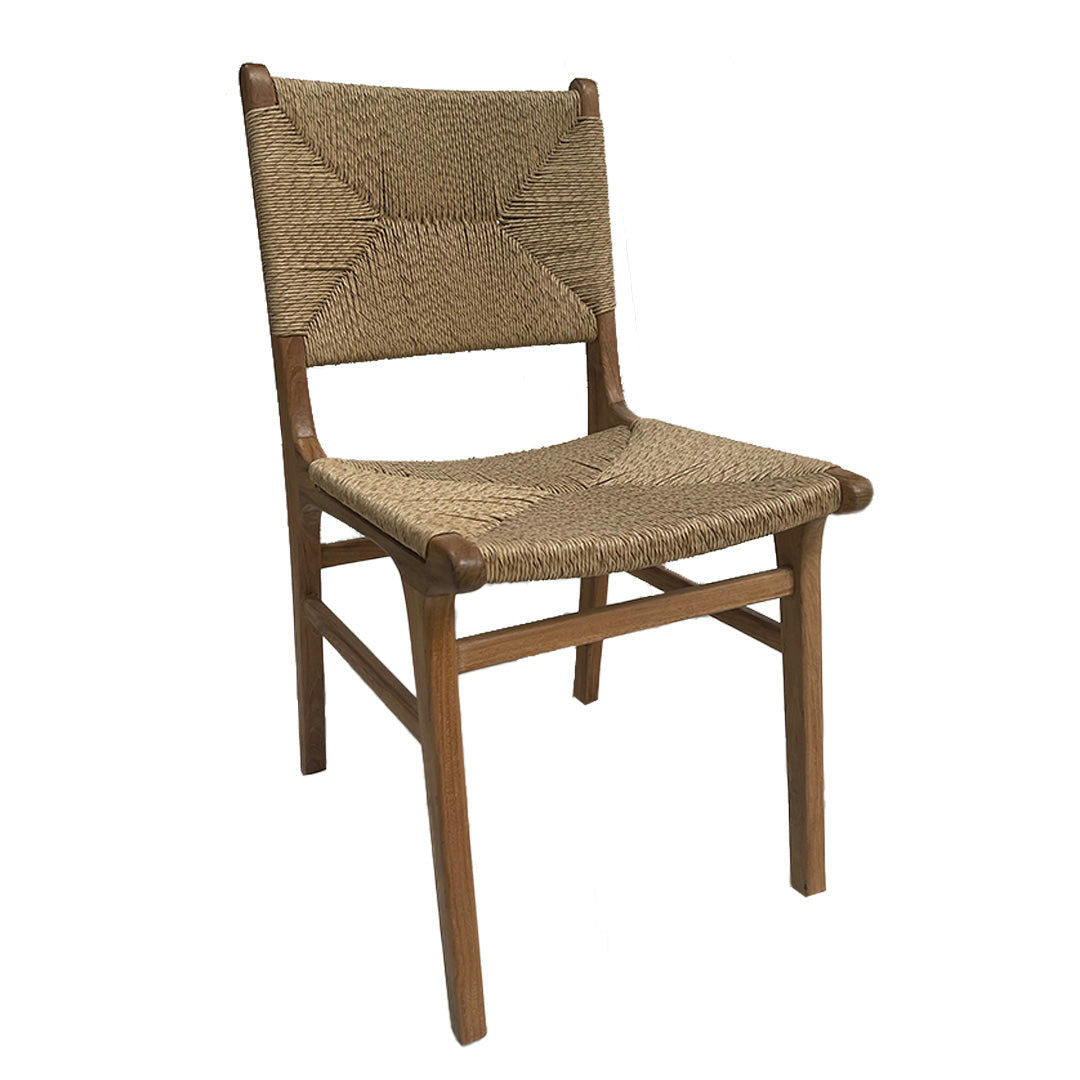 La silla de comedor Zoe cuenta con un marco de madera con un asiento y respaldo tejidos para un diseño rústico moderno, simple y resistente, que muestra la elegancia de la madera y la fibra. Perfecta para complementar cualquier hogar.