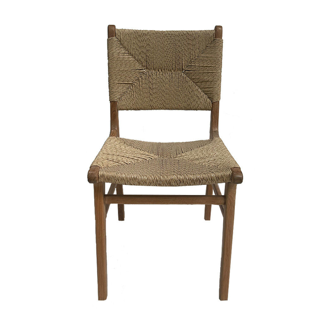 La Silla de comedor en madera y fibra Zoe tiene asiento y respaldo tejidos, fusionando un estilo rústico moderno que ofrece simplicidad y encanto natural.