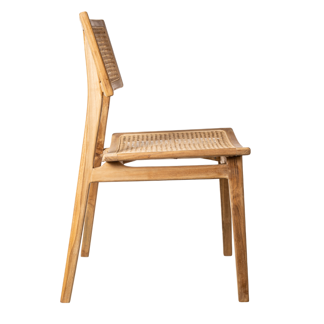 La silla de comedor en madera y ratán Robot, elaborada con madera de alta calidad, presenta un asiento y respaldo tejidos que se destacan con su diseño contemporáneo sobre un fondo blanco nítido.