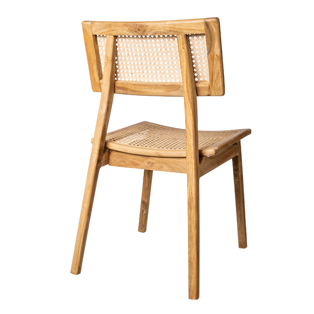 Vista trasera en ángulo de la Silla de comedor en madera y ratán Robot, que muestra un respaldo y un asiento de caña tejida, elaborados con madera de alta calidad para un toque de diseño contemporáneo.