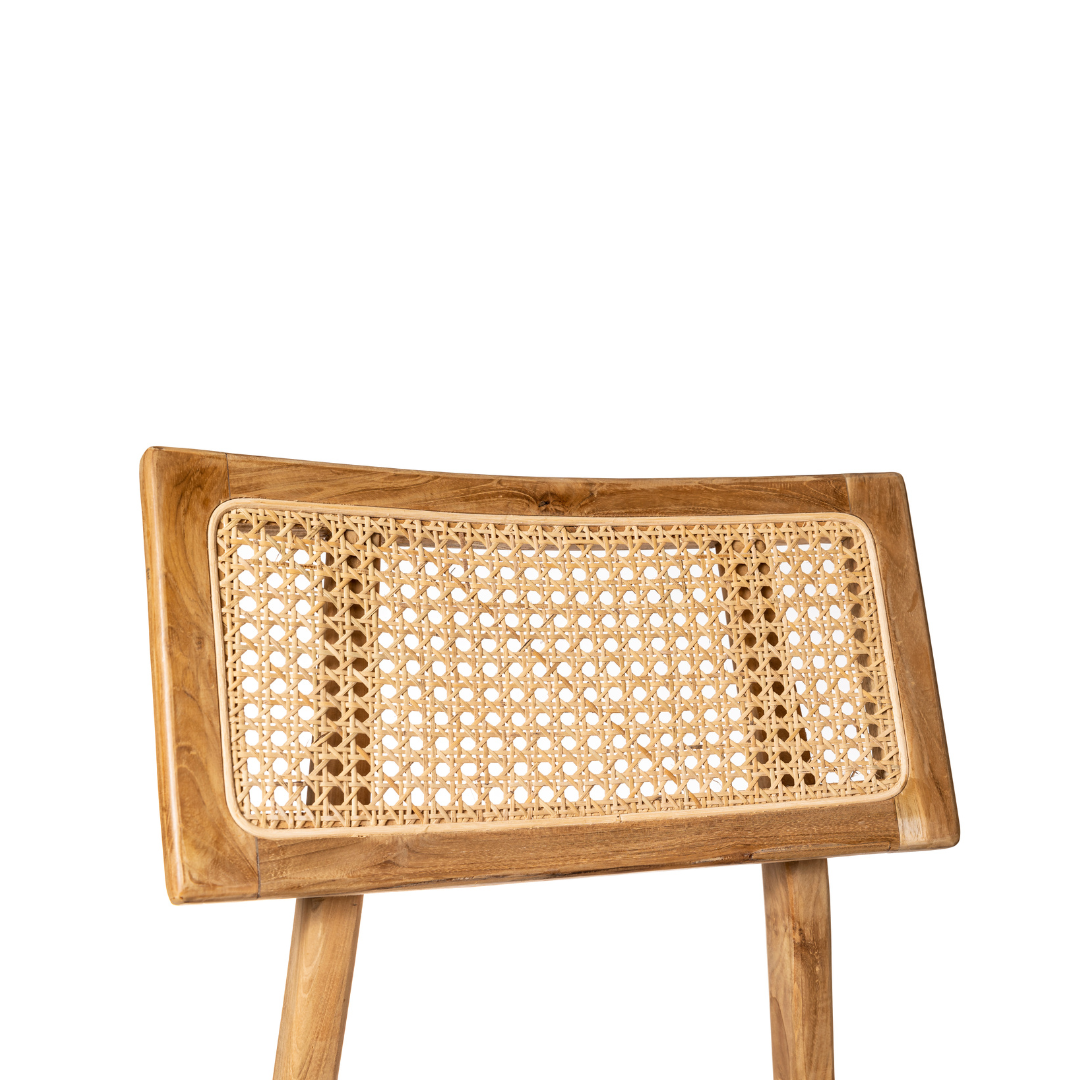 La silla de comedor en madera y ratán Robot presenta un respaldo de silla de ratán con un marco de madera de alta calidad y un diseño de caña tejida, todo ello presentado sobre un fondo blanco.