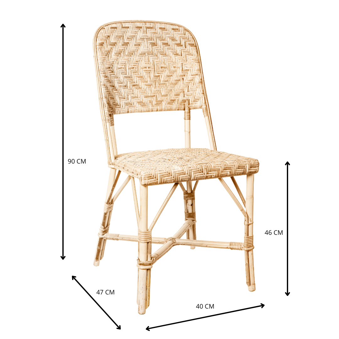 La Silla de comedor en ratán diseño natural Sara SB presenta un diseño minimalista con unas dimensiones: alto 90 cm, alto asiento 46 cm, ancho 40 cm, fondo 47 cm.