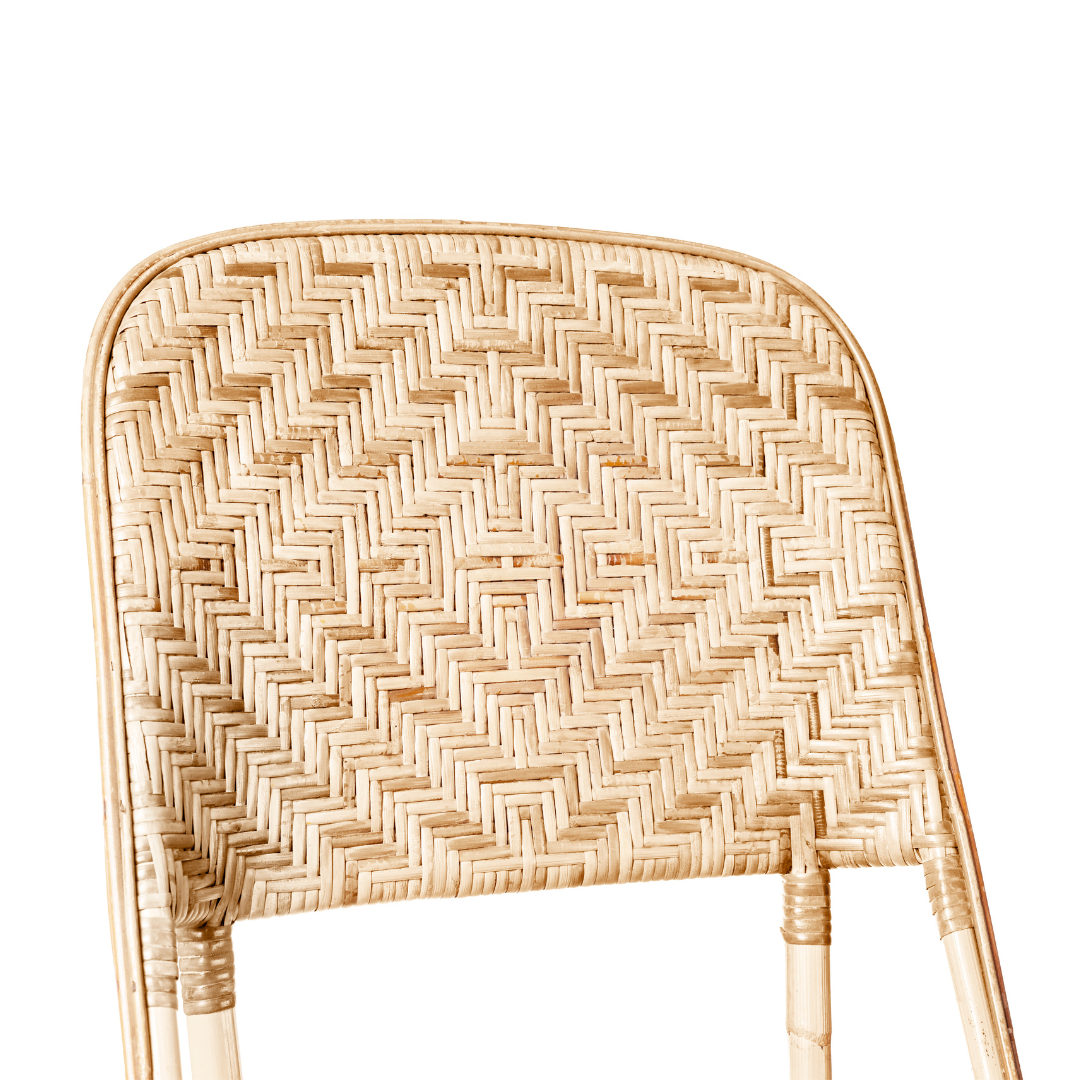 Primer plano del respaldo tejido de la Silla de comedor en ratán diseño natural Sara SB, elaborada con materiales naturales, resaltando su intrincada artesanía y su toque de diseño minimalista.