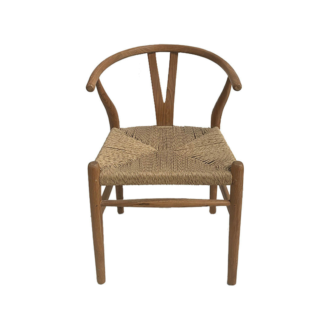 La Silla de comedor en rattan sintético U Rattan, con estructura de madera y respaldo curvo, ofrece un diseño elegante y funcional.