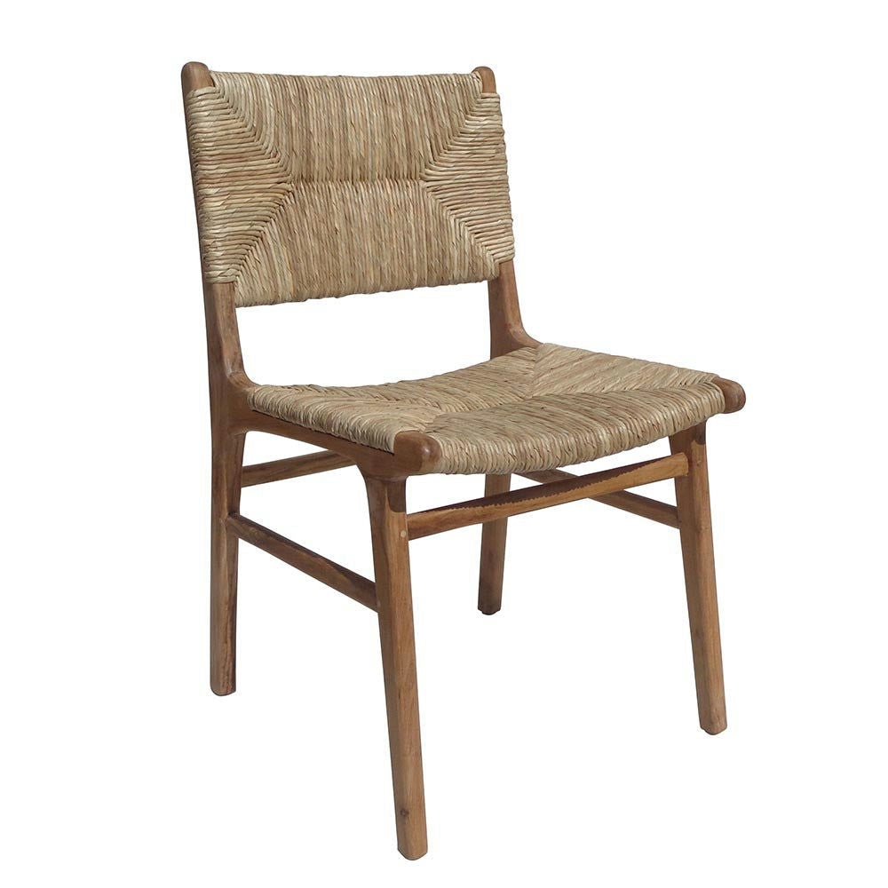 La silla de comedor madera teca Zoe Banana cuenta con un marco de madera resistente hecho de madera de teca duradera, combinado con un asiento y respaldo de ratán tejido.