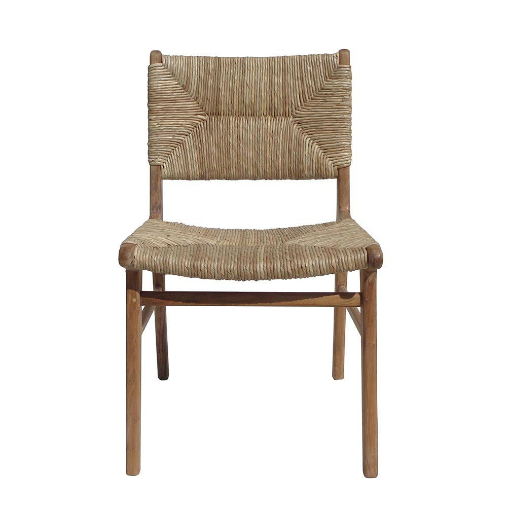 La silla de comedor madera teca Zoe Banana presenta un marco de madera clásico hecho de madera de teca duradera, complementado con un asiento y respaldo tejidos elaborados con fibra de plátano.