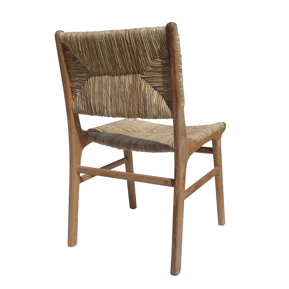 La silla de comedor madera teca Zoe Banana tiene un marco de madera elaborado con rica madera de teca y un respaldo y asiento de fibra de banano duradera, proporcionando una elegante vista trasera.