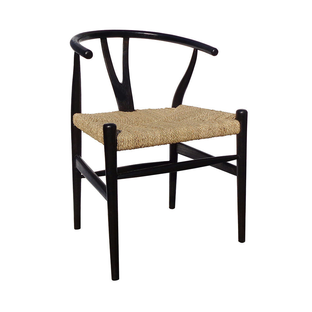 La Silla de ratán y madera minimalista U Black es una silla de madera negra con respaldo curvado y asiento de ratán tejido, que presenta un diseño elegante a la vez que mejora la comodidad en el hogar.
