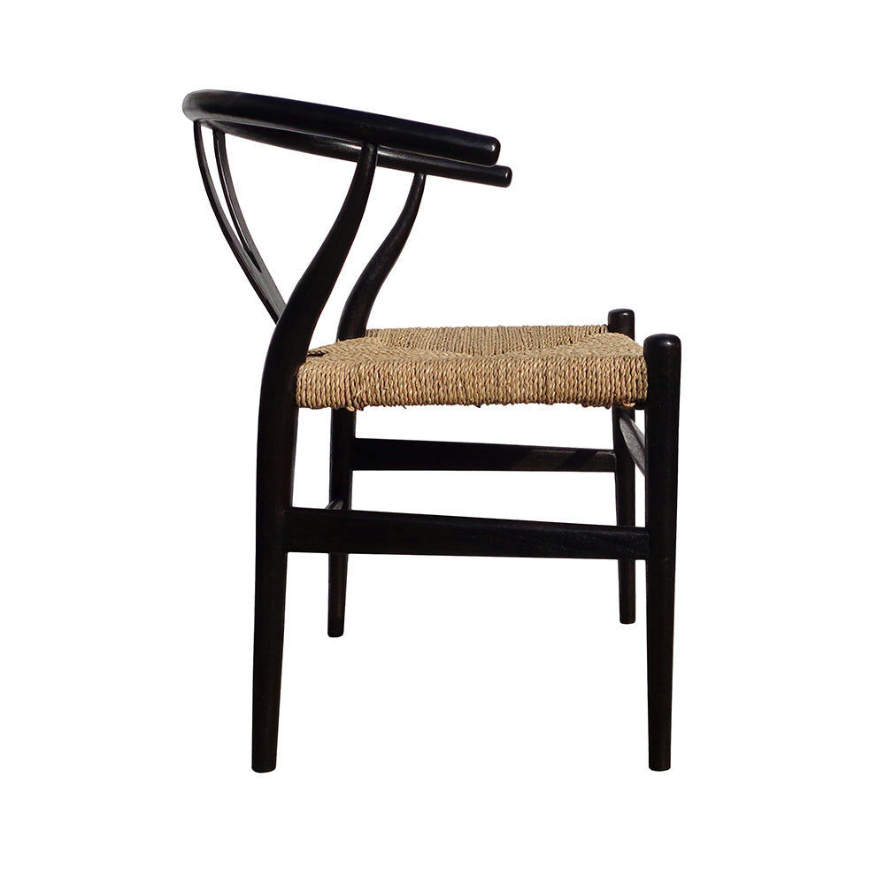 Vista lateral de la Silla de ratán y madera minimalista U Black, con respaldo curvo y asiento tejido. Su estructura de madera de teca realza su diseño elegante y funcional, aportando estilo y confort.