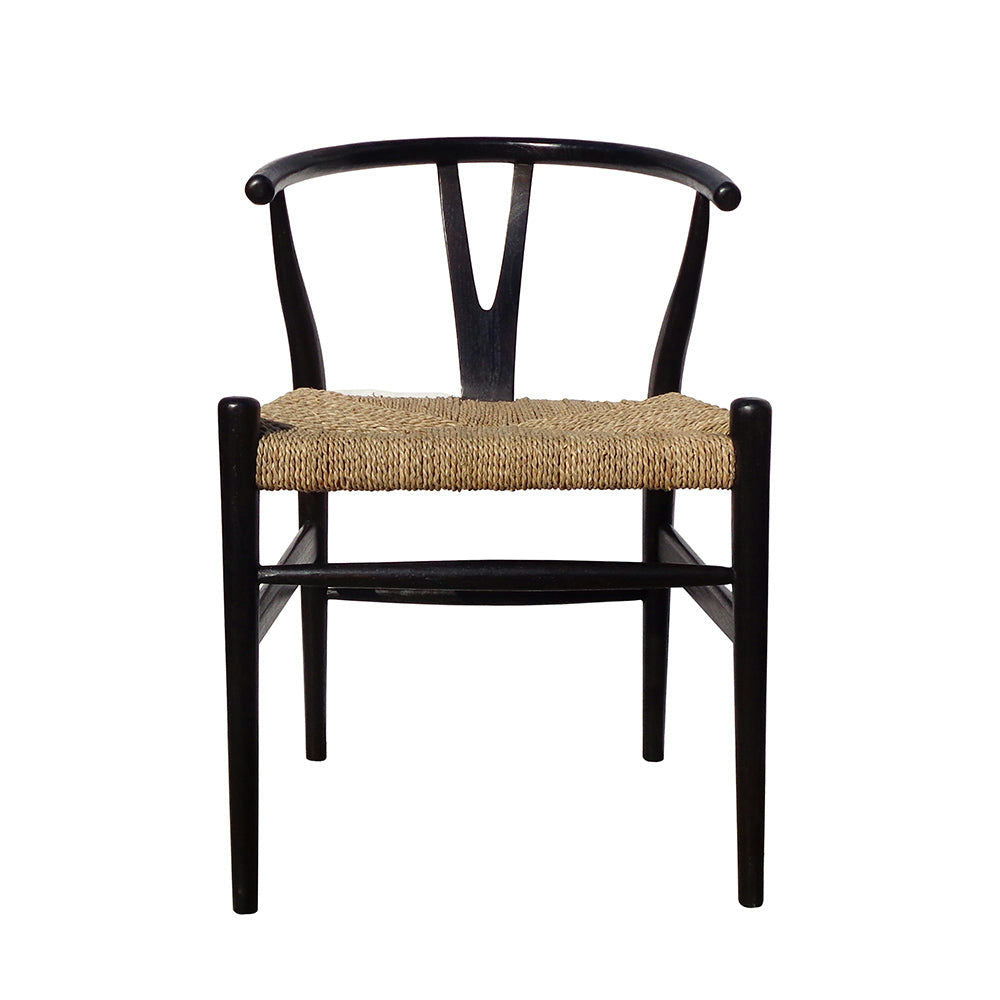 La Silla de ratán y madera minimalista U Black presenta una elegante estructura de teca con acabado negro, un respaldo curvo y un asiento de paja tejida, ofreciendo un diseño elegante y sofisticado.
