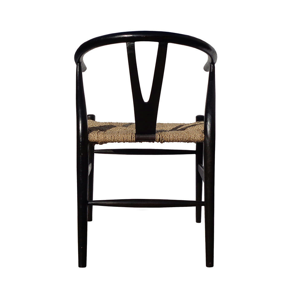 Contemple la silla de ratán y madera minimalista U Black, una obra maestra del diseño elegante. Esta silla negra presenta un respaldo elegantemente curvado, un asiento tejido y una estructura de madera de teca finamente elaborada para lograr durabilidad y estilo.