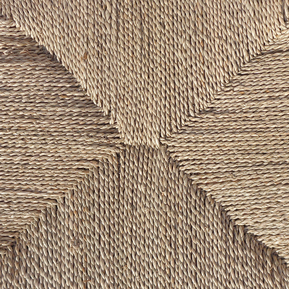 Primer plano de la textura de cuerda tejida de la Silla de ratán y madera minimalista U Black, que muestra un diseño simétrico en forma de estrella en tonos neutros, ideal para espacios contemporáneos.