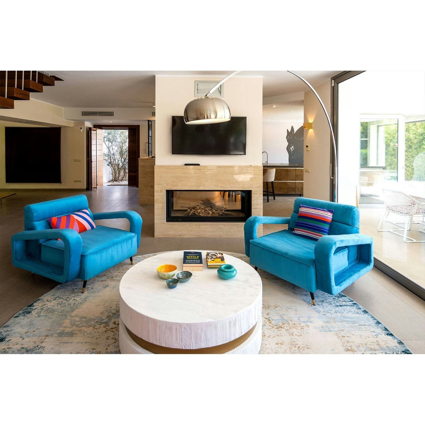 En esta moderna sala de estar destacan dos sillones de terciopelo azul