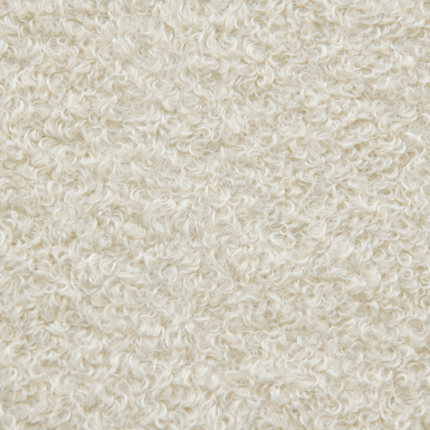 Detalle de un tejido texturizado de color blanco roto con pequeños bucles apretados que recuerdan a la lana, como la acogedora funda del Puff grande de foam y borreguito 110×100×74 cm - moderno - salón o dormitorio - SNUG 100 TEDDY.