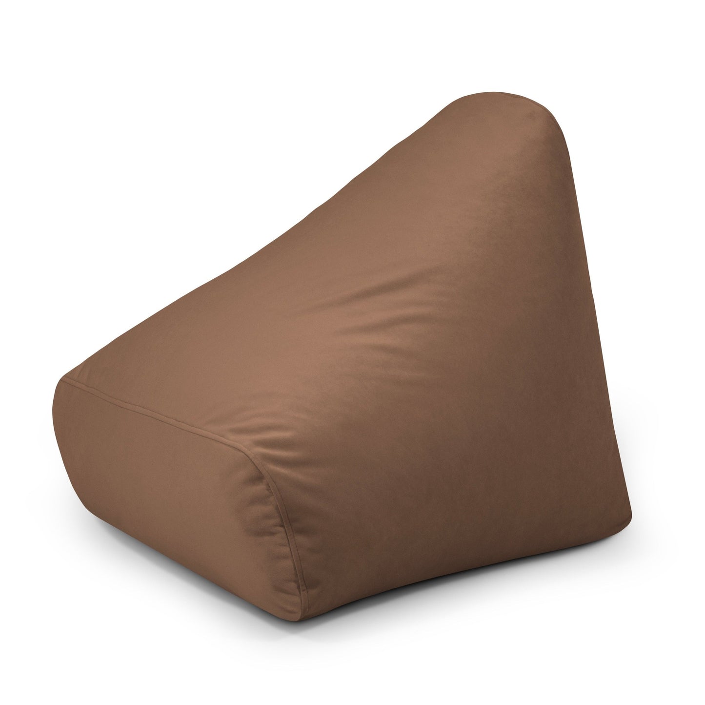 Puff triangular SNUG 80 BARCELONA de terciopelo y espuma de color marrón (80×90×70 cm) con superficie de tela lisa, ideal para habitaciones infantiles o salas de juegos, sobre fondo blanco.