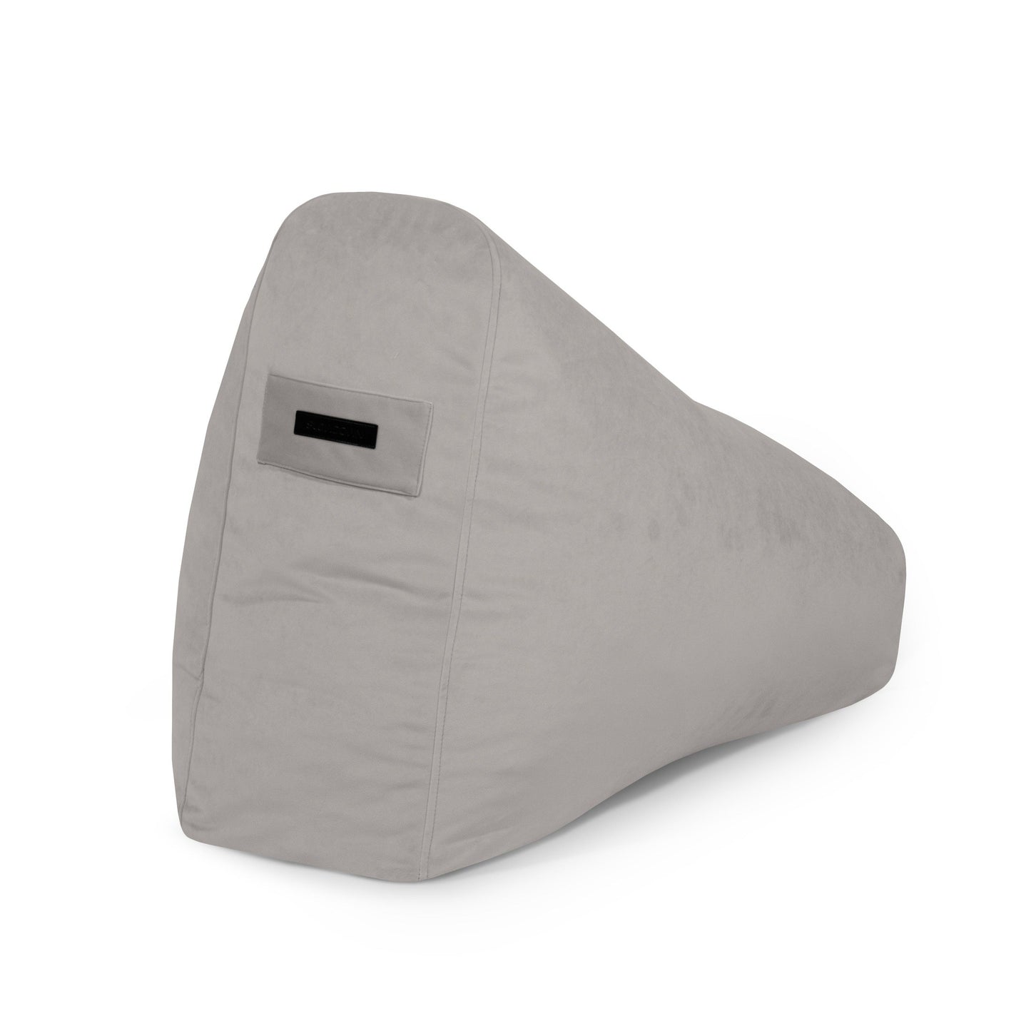 Un moderno puff bean bag SNUG 80 BARCELONA gris (80×90×70 cm) en terciopelo y espuma, con diseño triangular y pequeña asa lateral, ideal para habitaciones infantiles o cuartos de juegos, mostrado sobre fondo blanco.