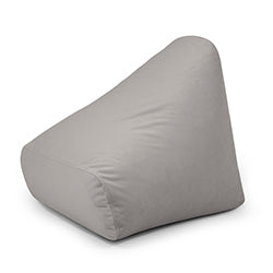 El SNUG 80 BARCELONA (80×90×70 cm), un moderno saco de espuma triangular de color gris claro, tiene una funda de terciopelo y es ideal para dormitorios o salas de juegos. Se muestra sobre un fondo blanco.