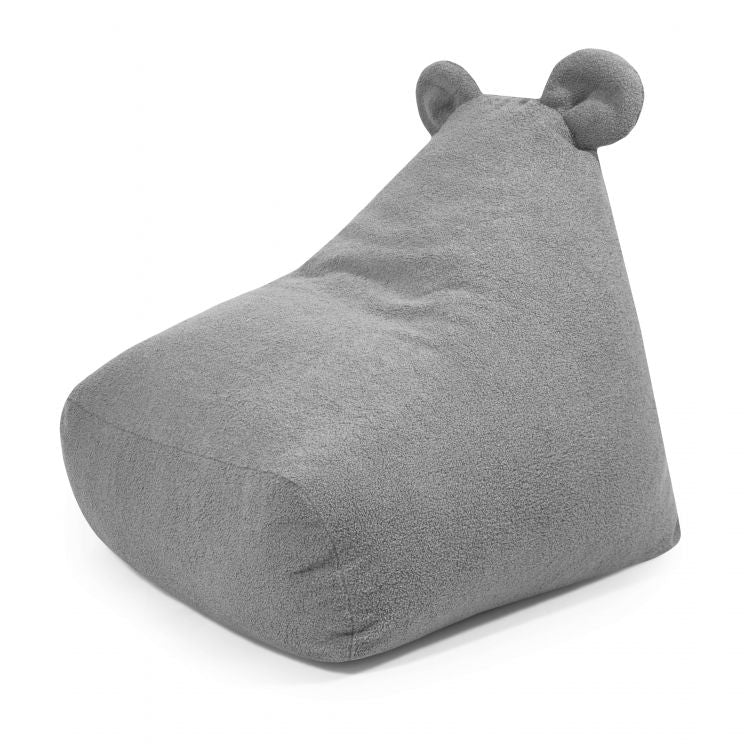 El SNUG 80 BEAR TEDDY es un puff bean bag infantil gris de borreguito y foam (80×90×70 cm), ideal para un acogedor descanso en el dormitorio o sala de juegos de tu hijo con su suave textura y simpático diseño de orejas de oso.