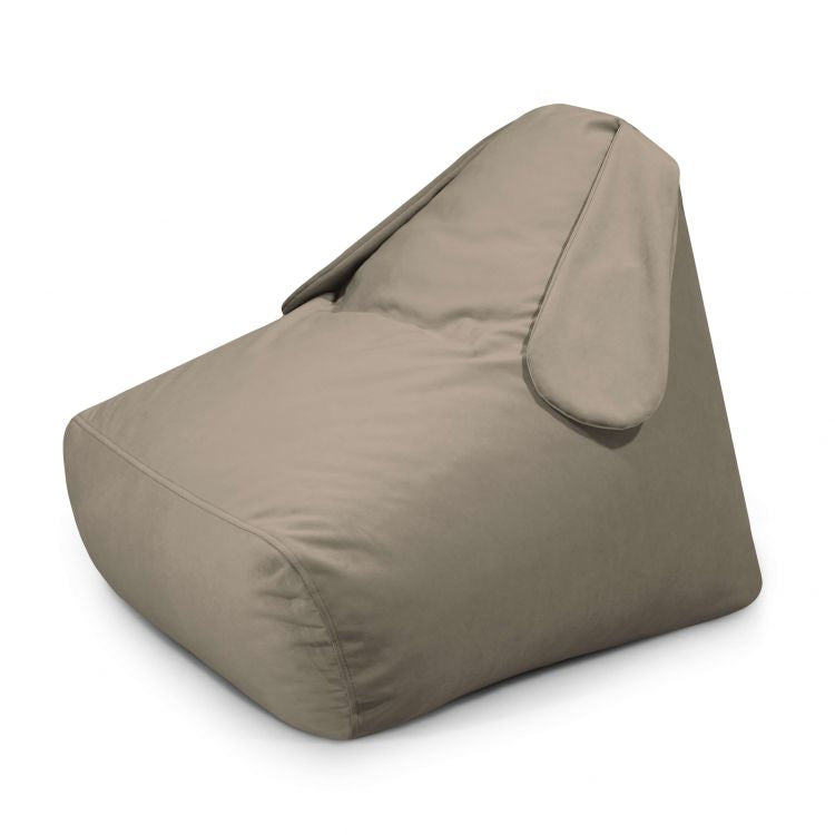 El SNUG 80 BUNNY BARCELONA es un bean bag triangular de terciopelo y espuma de color marrón claro (80×90×70 cm) con respaldo y solapas en forma de oreja, ideal para habitaciones infantiles o cuartos de juegos, que ofrece un estilo moderno y una comodidad extra.