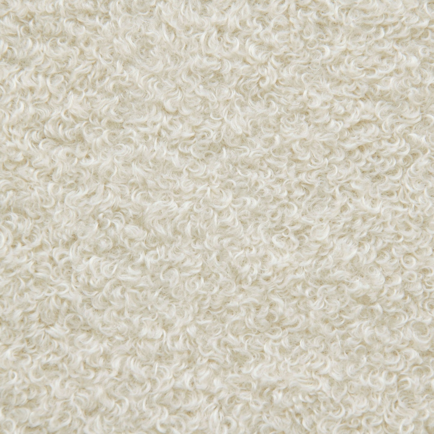 Detalle del tejido borreguito texturizado en blanco roto del puff infantil de espuma SNUG LONG 130 BEAR TEDDY de 130×70×60 cm, ideal para un dormitorio moderno o una sala de juegos con comodidad y estilo.