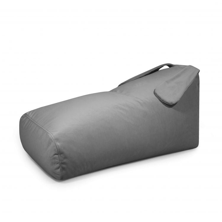 Un Bean bag puff infantil de foam y terciopelo gris, rectangular 130×70×60 cm SNUG LONG 130 BUNNY BARCELONA con asa, ideal para dormitorio o sala de juegos, mostrado sobre fondo blanco.