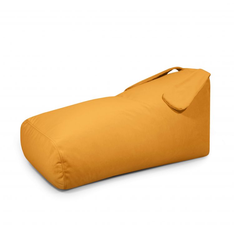 El SNUG LONG 130 BUNNY BARCELONA es un moderno bean bag puff infantil de espuma y terciopelo (130×70×60 cm) de color amarillo mostaza con asa, ideal para dormitorio o sala de juegos, mostrado sobre fondo blanco.