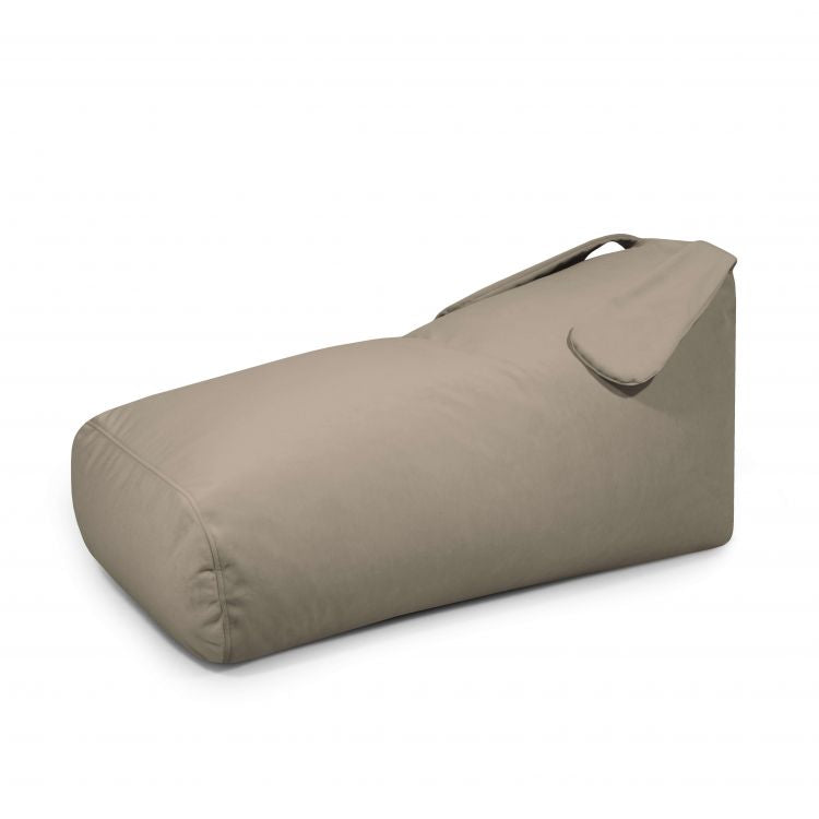 Un moderno Bean bag puff infantil beige de foam y terciopelo 130×70×60 cm con respaldo inclinado y asa de tela-perfecto para la comodidad en cualquier dormitorio o sala de juegos. SNUG LONG 130 BUNNY BARCELONA.
