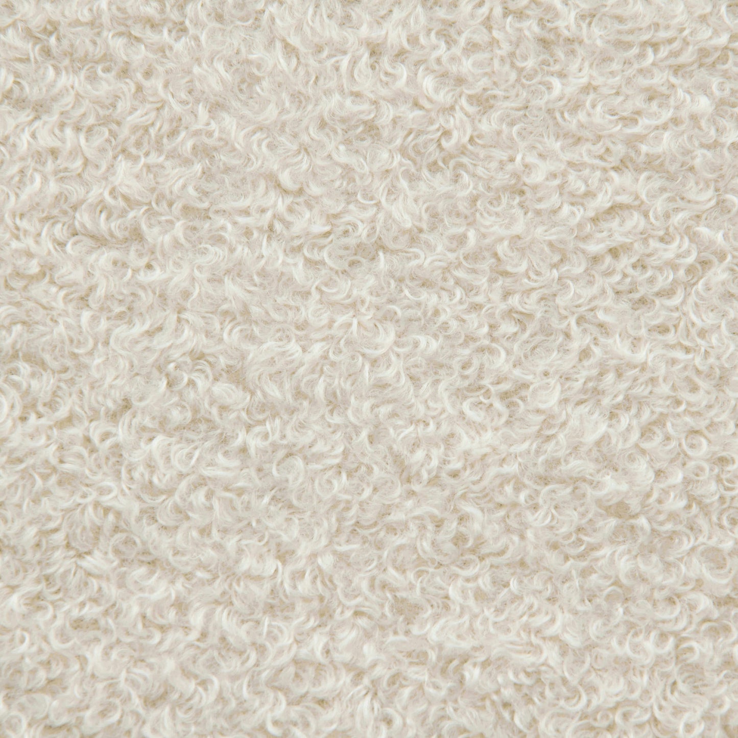 Detalle del tejido borreguito blanco roto texturizado, mostrando bucles y fibras detalladas-ideal para el Puff de foam tapizado en tela borreguito 85×68×40 cm SNUG 83 TEDDY, moderno para salón o dormitorio.