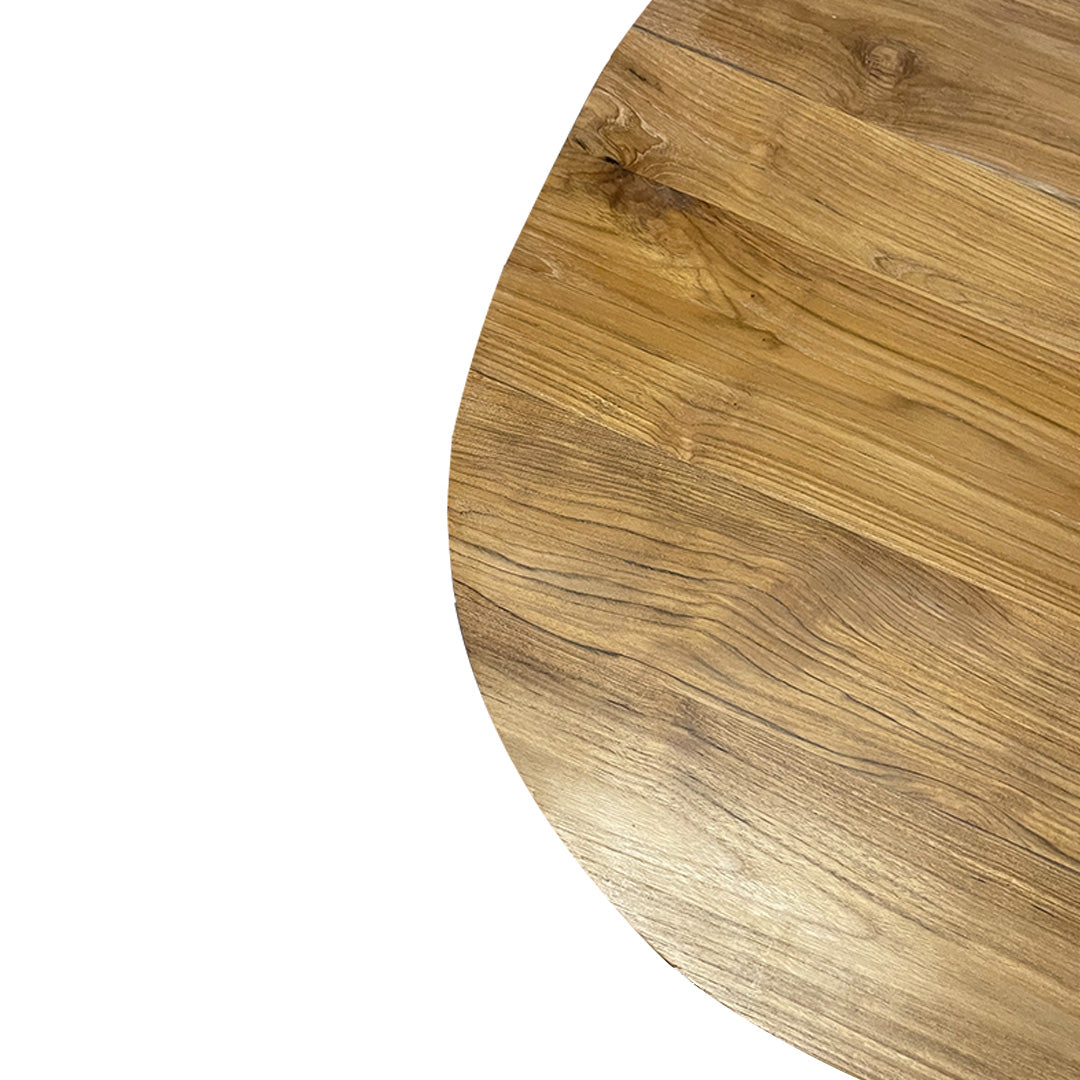 Mesa de centro en madera teca (140x90 cm) María, redonda, de veta natural, presenta un diseño sofisticado y elegante sobre un fondo blanco.