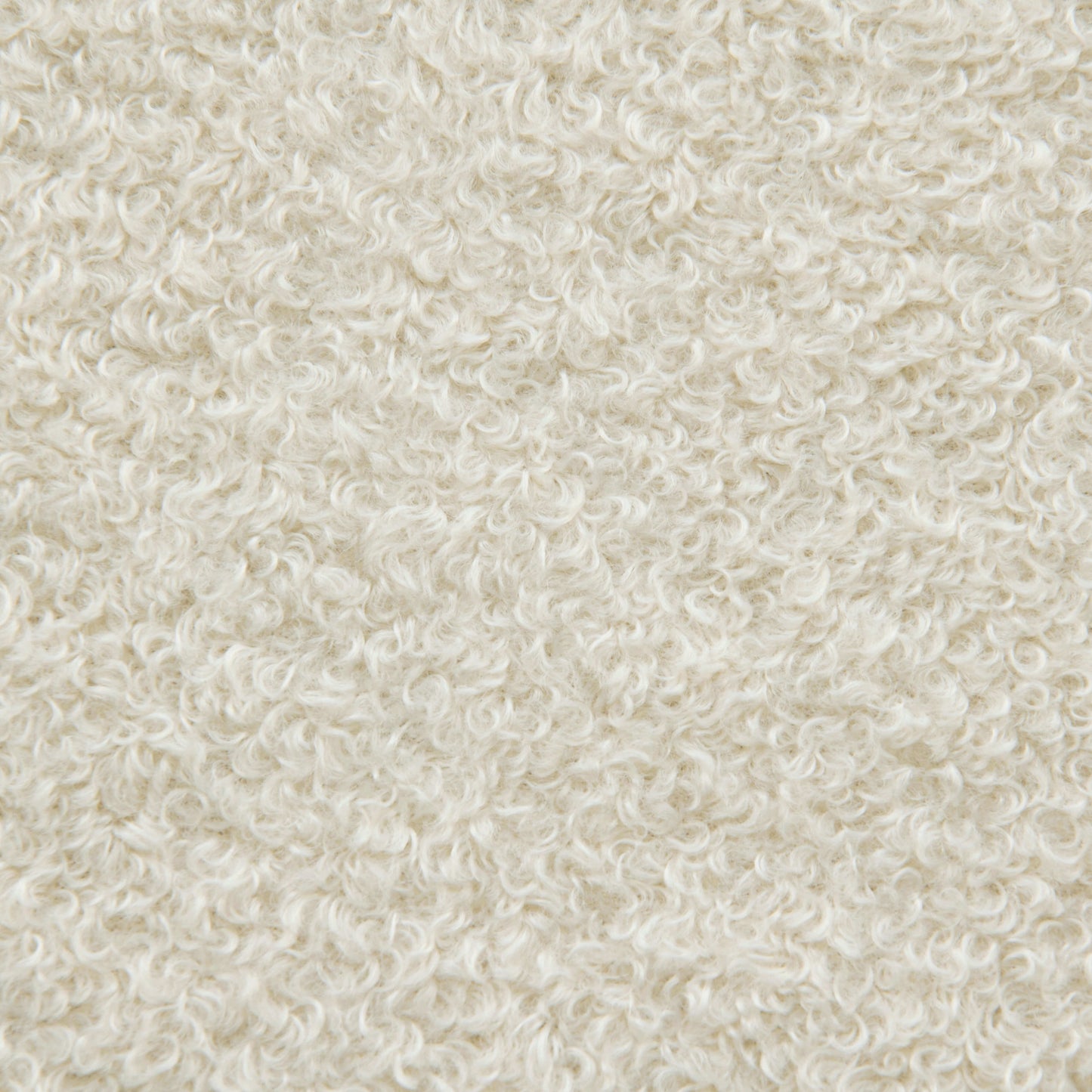 Detalle del tejido borreguito blanco roto texturizado, ideal para el Puff cuadrado de tejido borreguito lavable 70×70×40 cm SOFTBOX TEDDY, un puf compacto y elegante perfecto para añadir comodidad a cualquier salón o dormitorio.
