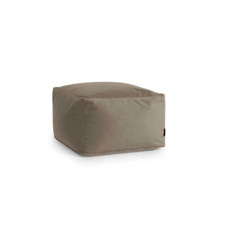 El Puff cuadrado de terciopelo lavable 70×70×40 cm SOFTBOX BARCELONA, en tono topo y diseño compacto, se muestra sobre fondo blanco, ideal como asiento cómodo para salón o dormitorio moderno.