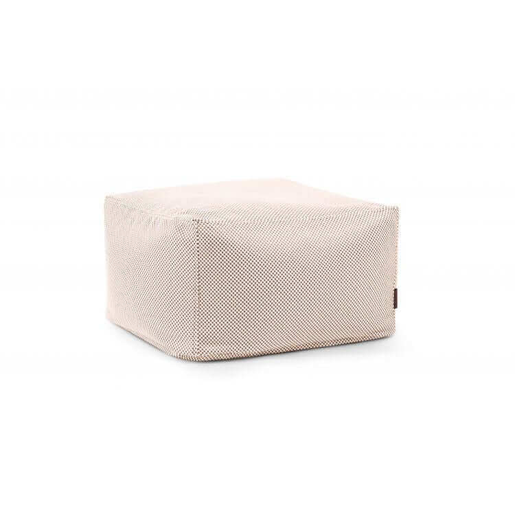 A beige SOFTBOX CAPRI puff cuadrado (70×70×40 cm) de tejido repelente al agua y lavable, compacto para salón, terraza o balcón, aparece sobre fondo blanco.