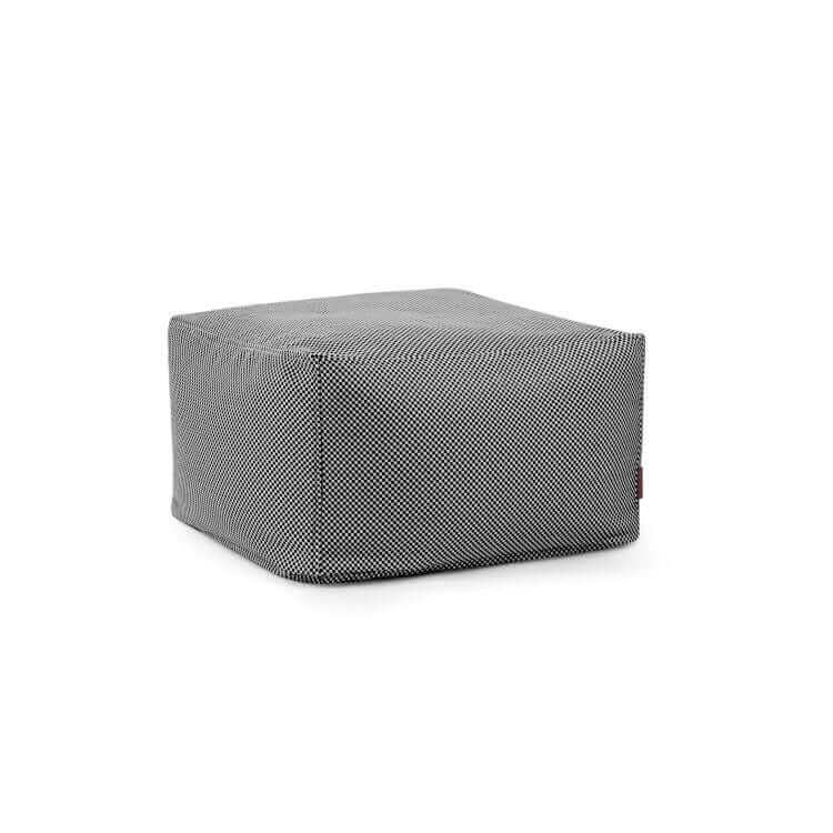 Un puff SOFTBOX CAPRI gris (70×70×40 cm), con forma de cubo y compacto, fabricado con tejido lavable e hidrófugo con certificación OEKO-TEX y un sutil estampado texturizado, que se muestra sobre un fondo blanco liso.