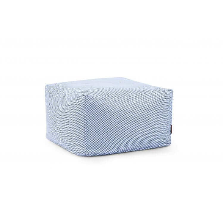 A light blue Puff cuadrado SOFTBOX CAPRI (70×70×40 cm), hecho con tejido repelente al agua y lavable, aparece fotografiado sobre un fondo blanco liso.