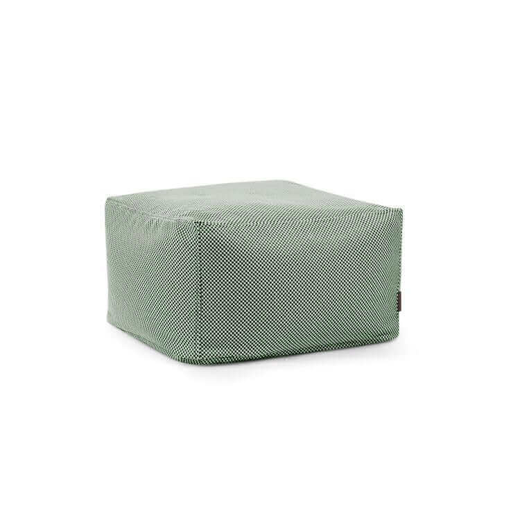 El Puff cuadrado SOFTBOX CAPRI de 70×70×40 cm, compacto y lavable, fabricado con tejido repelente al agua, es ideal para salón, terraza o balcón. Se presenta sobre un fondo blanco.
