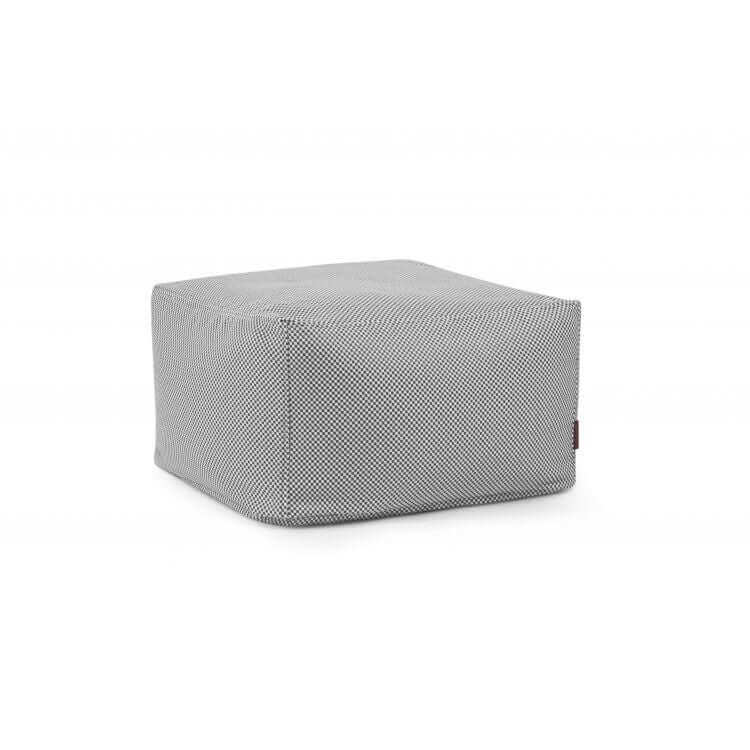 Un puff cuadrado SOFTBOX CAPRI gris (70×70×40 cm) de tejido lavable e hidrófugo, sobre fondo blanco, ideal para el salón, la terraza o el balcón.