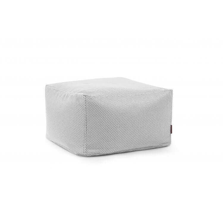 A gris claro SOFTBOX CAPRI puff cuadrado (70×70×40 cm) de tejido repelente al agua y lavable, compacto para salón, terraza o balcón, con bordes suaves estructurados sobre fondo blanco.