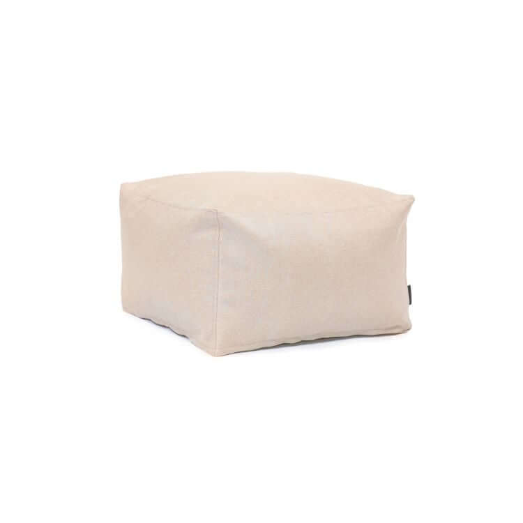 A Pouf Softbox Riviera para exteriores en tela beige, de forma cuadrada, se muestra sobre fondo blanco y brinda un asiento extra cómodo para cualquier espacio.